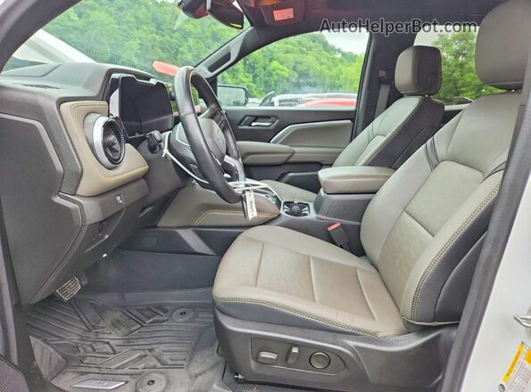 1GCPTFEK4R1162062 2024 CHEVROLET COLORADO Белый Вид салона спереди