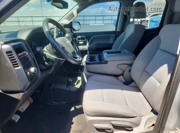 1GCVKPEC7JZ335121 2018 CHEVROLET SILVERADO Silver წინა სალონის ხედი