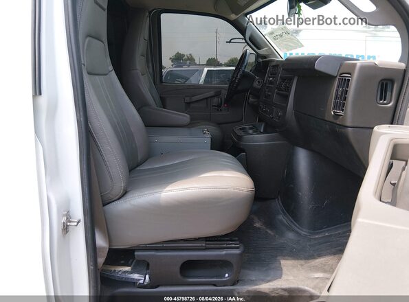 1GCWGAF72R1158802 2024 CHEVROLET EXPRESS White წინა სალონის ხედი