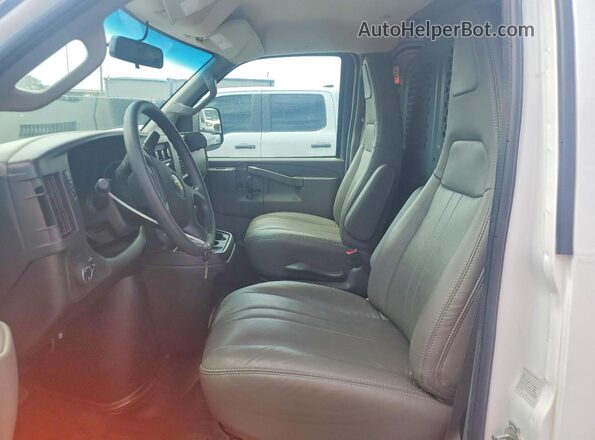 1GCWGAF74S1146608 2025 CHEVROLET EXPRESS Белый Вид салона спереди