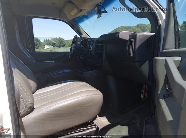 1GCWGAFFXH1179600 2017 CHEVROLET EXPRESS White წინა სალონის ხედი