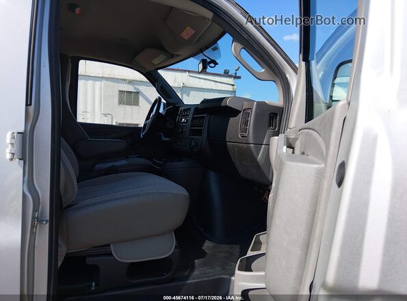 1GCWGAFG1J1277185 2018 CHEVROLET EXPRESS Silver Widok wnętrza z przodu