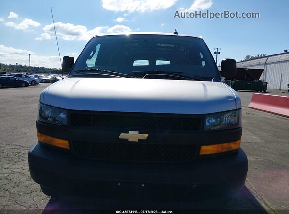 1GCWGAFG1J1277185 2018 CHEVROLET EXPRESS Silver Widok wnętrza 360 stopni