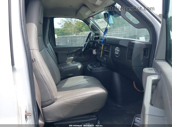 1GCWGAFG1L1253875 2020 CHEVROLET EXPRESS White Widok wnętrza z przodu