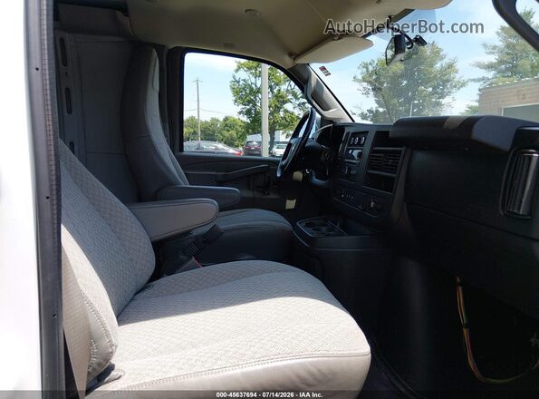 1GCWGAFG2J1276241 2018 CHEVROLET EXPRESS White Вид салону спереду