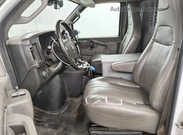 1GCWGAFP9M1302080 2021 CHEVROLET EXPRESS White Widok wnętrza z przodu
