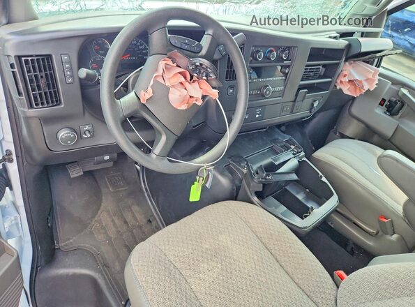 1GJZ7PF76T1207564 2026 GMC SAVANA Белый Вид панели приборов