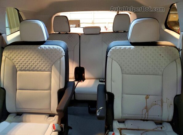 1GKENLKS9TJ219971 2026 GMC ACADIA Silver Widok tylnych siedzeń