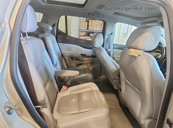 1GKKNNLS3HZ178985 2017 GMC ACADIA Silver Widok wnętrza z tyłu