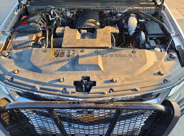 1GNLCDEC6JR228555 2018 CHEVROLET TAHOE Silver Vista del compartimento del motor