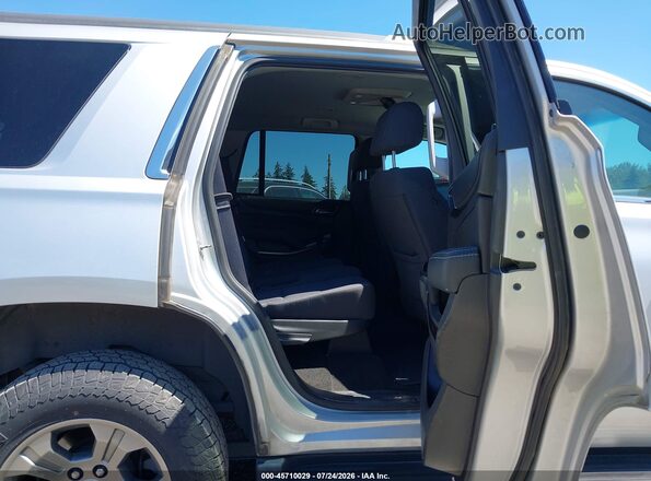 1GNSKAEC8JR328508 2018 CHEVROLET TAHOE Silver Widok naklejki z numerem VIN