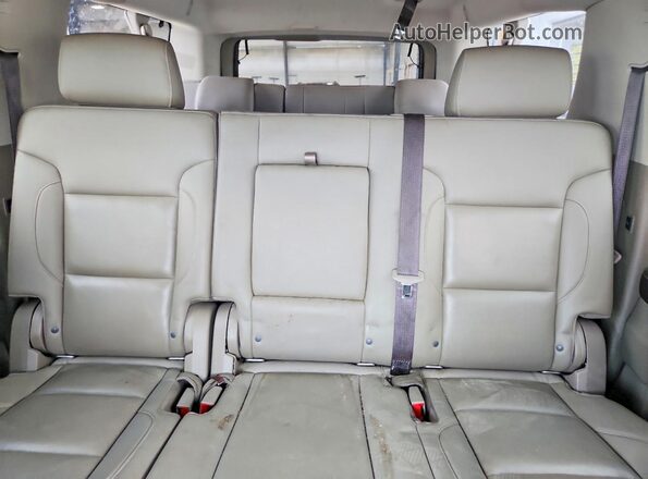 1GNSKHKC0JR201877 2018 CHEVROLET SUBURBAN White Widok tylnych siedzeń