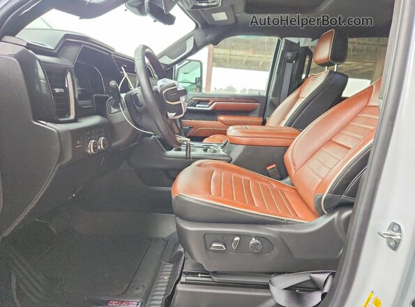 1GT19XEY8RF410685 2024 GMC SIERRA Белый Вид салона спереди