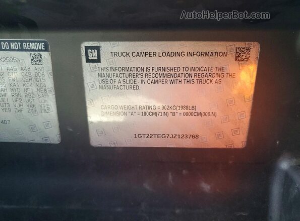1GT22TEG7JZ123768 2018 GMC SIERRA Red Vista del compartimento del motor