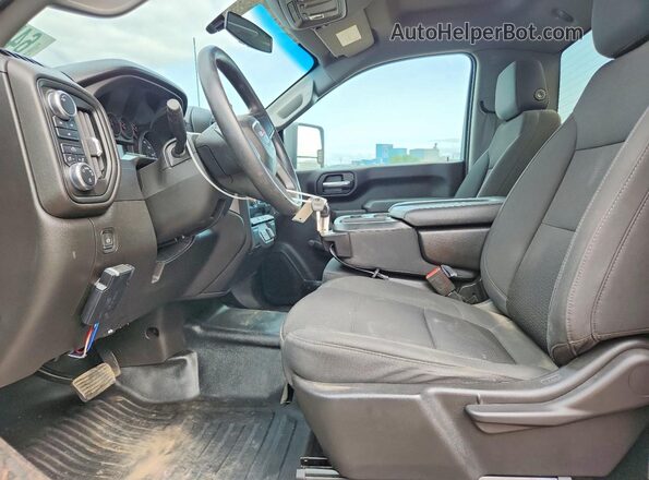 1GT39LE79PF108327 2023 GMC SIERRA Серебряный Вид салона спереди