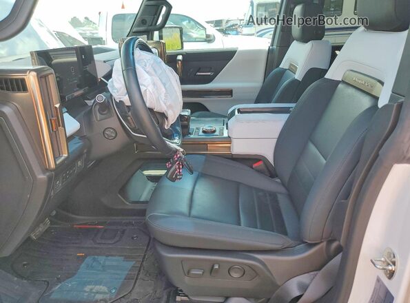 1GT40FDA3NU100181 2022 GMC HUMMER White წინა სალონის ხედი