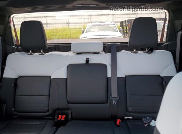 1GT40FDA3NU100181 2022 GMC HUMMER White უკანა სავარძლების ხედი