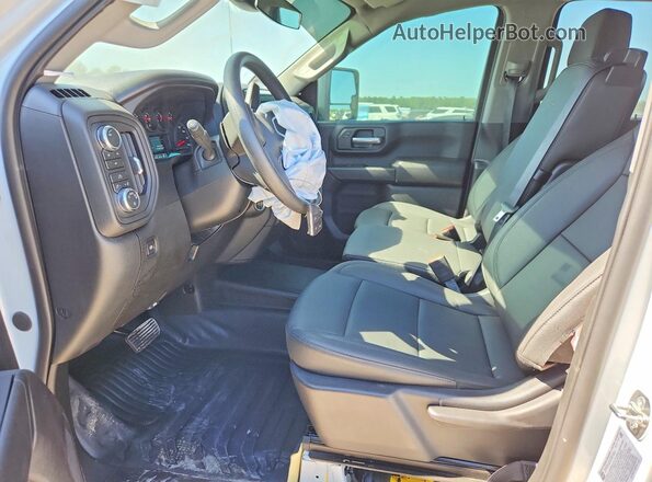 1GT5ULE74TF167142 2026 GMC SIERRA White Front interior view