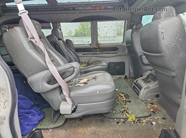 1GTW7AFG3H1135964 2017 GMC SAVANA Белый Вид задней части салона