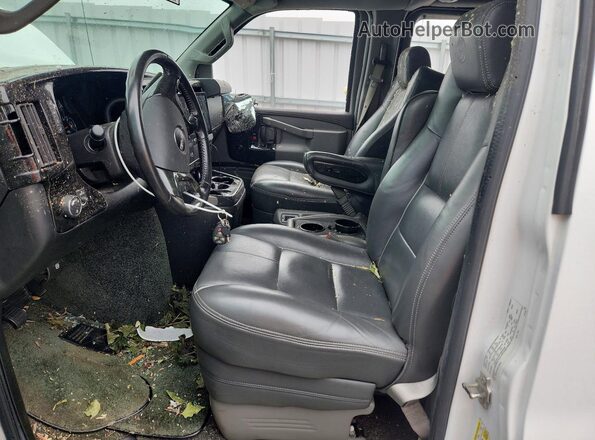 1GTW7AFG3H1135964 2017 GMC SAVANA Белый Вид салона спереди