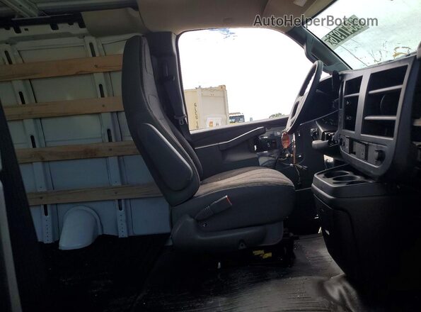 1GTW7AFP7T1224994 2026 GMC SAVANA White Вид салону спереду