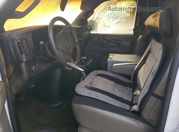 1GTW7AFPXN1147556 2022 GMC SAVANA White Vista interior delantera