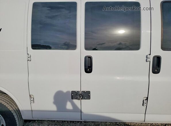 1GTW7AFPXN1147556 2022 GMC SAVANA White Vista interior trasera