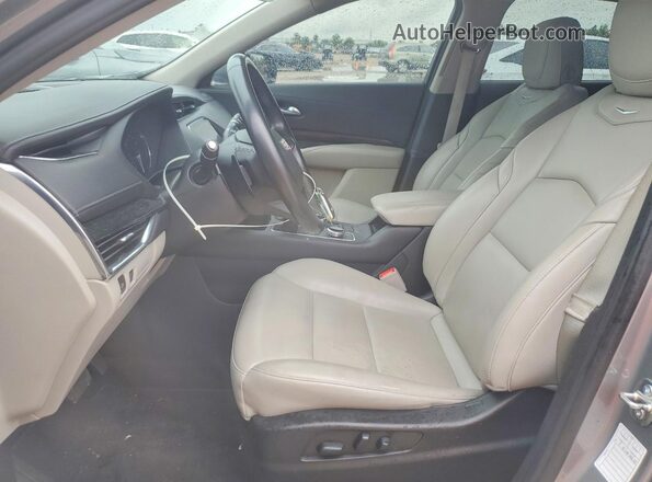 1GYFZDR42PF122406 2023 CADILLAC XT4 Silver წინა სალონის ხედი