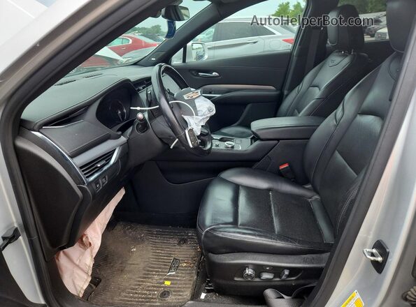 1GYFZDR45MF015863 2021 CADILLAC XT4 Silver Вид салону спереду
