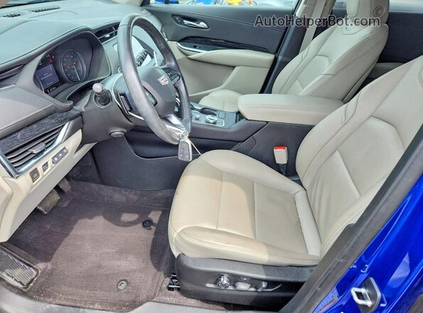 1GYFZDR46MF000028 2021 CADILLAC XT4 Синий Вид салона спереди
