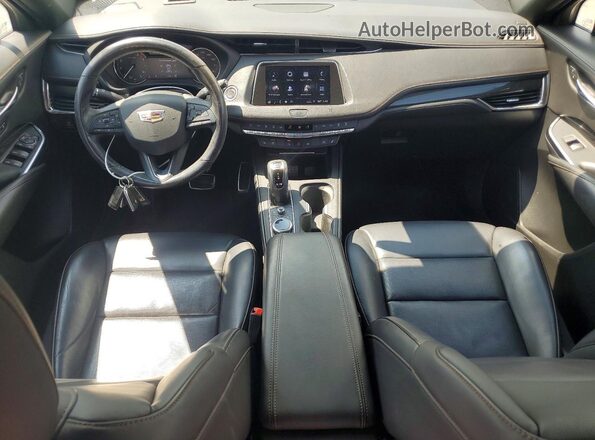 1GYFZFR47KF100518 2019 CADILLAC XT4 Silver Widok deski rozdzielczej