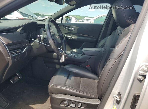 1GYFZFR47KF100518 2019 CADILLAC XT4 Silver Widok wnętrza z przodu