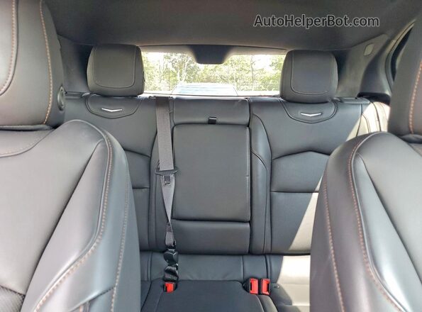 1GYFZFR47KF100518 2019 CADILLAC XT4 Silver Widok tylnych siedzeń