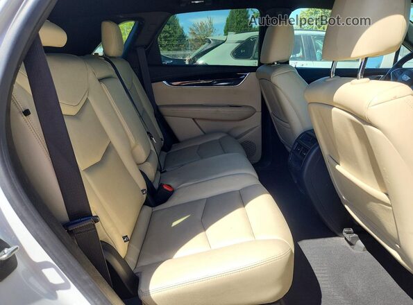 1GYKNARS2JZ170968 2018 CADILLAC XT5 White უკანა სალონის ხედი