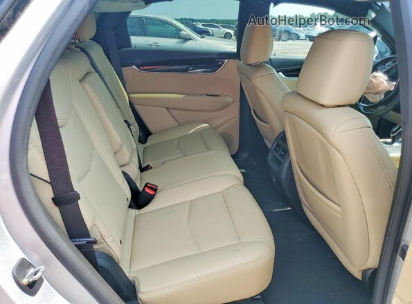 1GYKNARS8HZ318602 2017 CADILLAC XT5 Silver Rear interior view
