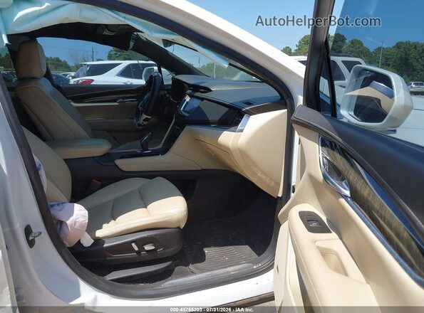 1GYKNARSXJZ115376 2018 CADILLAC XT5 Белый Вид салона спереди