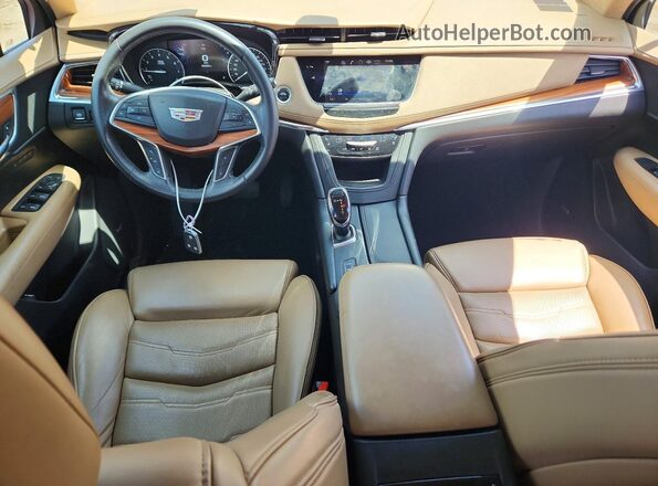 1GYKNFRSXHZ235380 2017 CADILLAC XT5 Red Vista del salpicadero