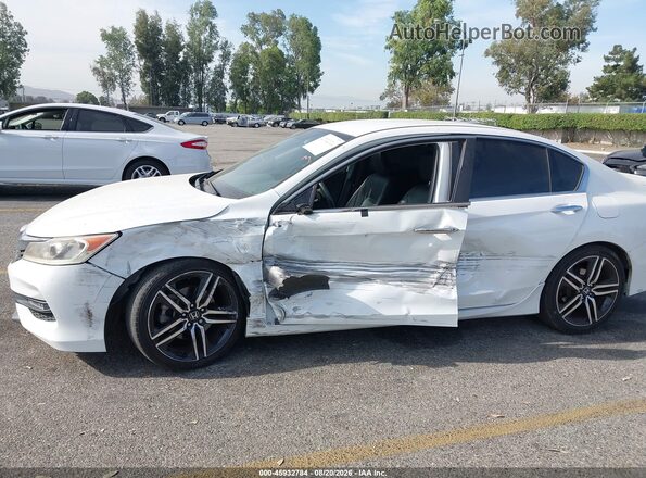 1HGCR2F18HA180589 2017 HONDA ACCORD White Widok z przodu
