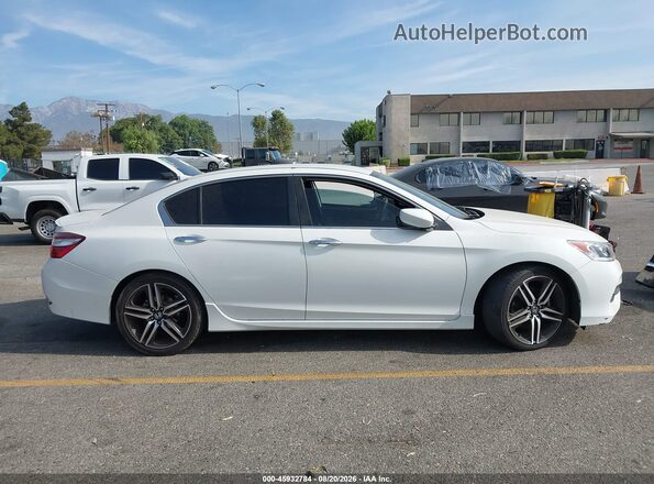 1HGCR2F18HA180589 2017 HONDA ACCORD White Widok wnętrza z tyłu