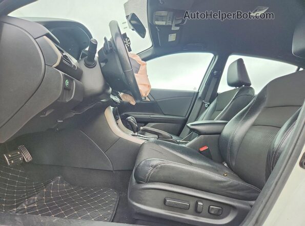 1HGCR2F5XHA285606 2017 HONDA ACCORD Белый Вид салона спереди