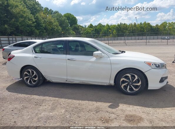 1HGCR2F72HA006232 2017 HONDA ACCORD White Вид задньої частини салону