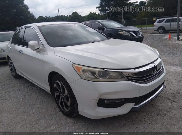 1HGCR3F83HA015973 2017 HONDA ACCORD White Widok z przodu