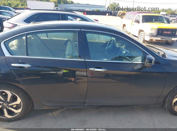1HGCR3F87HA008010 2017 HONDA ACCORD Черный Вид задней части салона