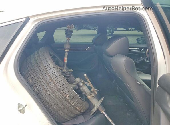 1HGCV1F32JA248592 2018 HONDA ACCORD White Widok tylnych siedzeń