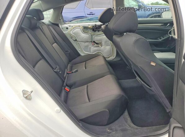 1HGCV3F16JA003983 2018 HONDA ACCORD White Vista de los asientos traseros