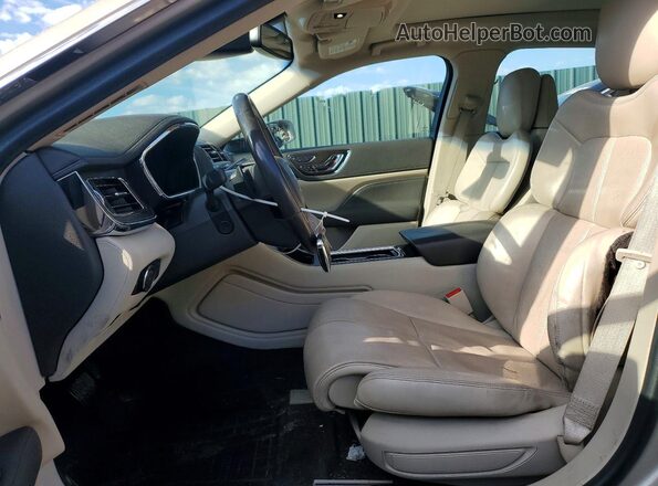 1LN6L9NPXH5628945 2017 LINCOLN CONTINENTA Gold Widok wnętrza z przodu