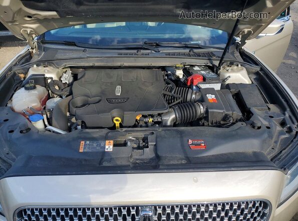 1LN6L9NPXH5628945 2017 LINCOLN CONTINENTA Gold Widok wnętrza z tyłu