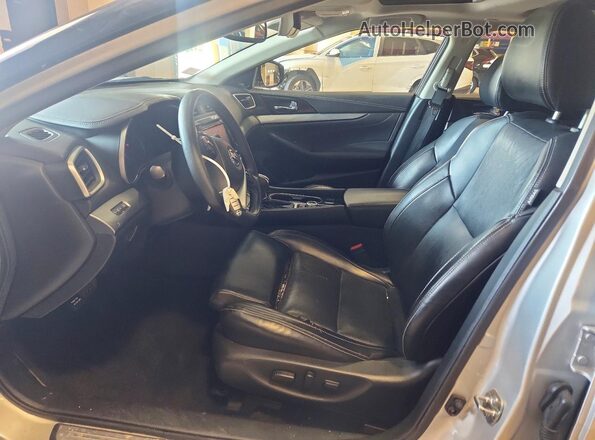 1N4AA6AP2JC388550 2018 NISSAN MAXIMA Серебряный Вид салона спереди