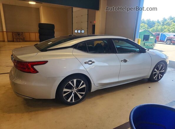 1N4AA6AP2JC388550 2018 NISSAN MAXIMA Серебряный Задняя правая четверть