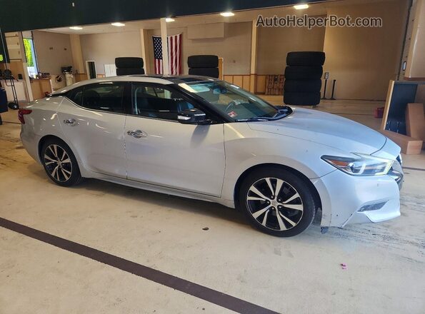 1N4AA6AP2JC388550 2018 NISSAN MAXIMA Серебряный Передняя правая четверть